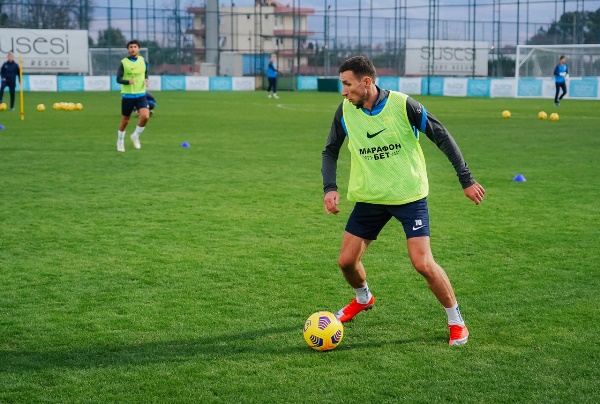 Футболисты сборной Казахстана провели первую тренировку за клуб РПЛ. Фото и видео