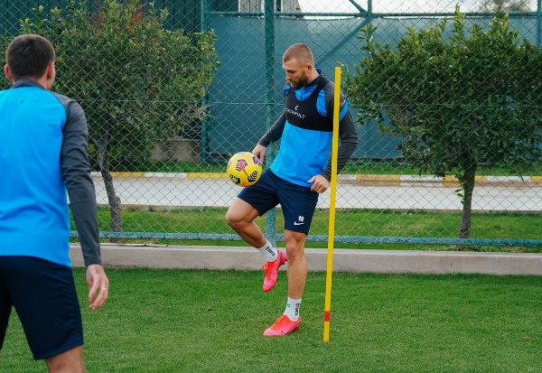 Футболисты сборной Казахстана провели первую тренировку за клуб РПЛ. Фото и видео