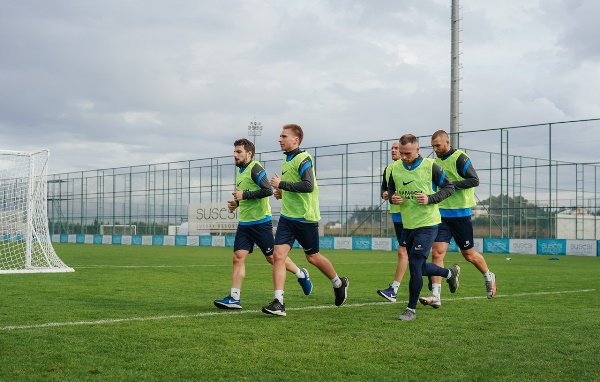 Футболисты сборной Казахстана провели первую тренировку за клуб РПЛ. Фото и видео