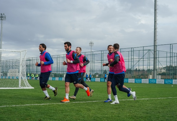 Футболисты сборной Казахстана провели первую тренировку за клуб РПЛ. Фото и видео