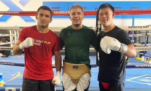 Непобежденный казахстанский боксер продолжает спарринги перед возвращением на ринг