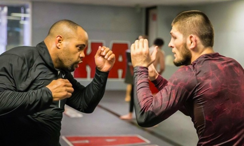 «С ботинками беда!» Хабиб Нурмагомедов устроил шуточную перепалку с легендой UFC. Видео