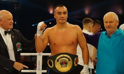 Казахстанский супертяж-нокаутер выйдет против «Годзиллы» в бою за титул WBA