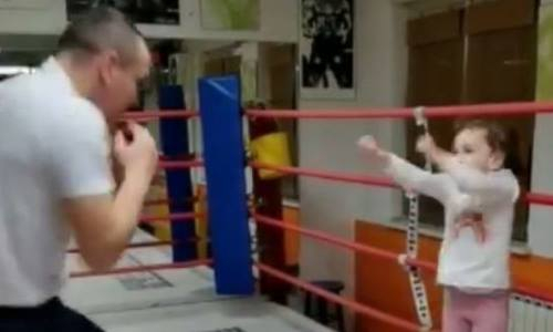 Бывший боксер «Astana Arlans» вышел в ринг с маленькой девочкой. Видео