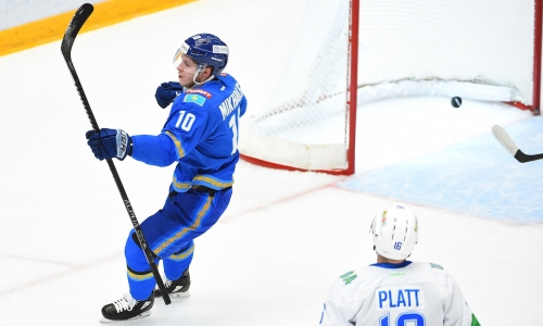 «Идеально подходит к современному хоккею». Казахстанский форвард «Барыса» включен в сборную месяца КХЛ