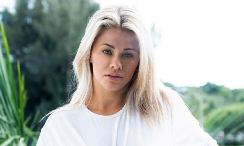 Пейдж Ванзант схватила соперницу за горло на дуэли взглядов перед дебютом в кулачных боях. Фото