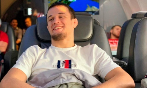 «Ты ещё молодой». Брат Хабиба проспорил Махачеву и выполнил условие дерзкого пари прямо на парковке. Видео