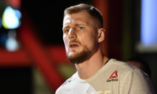 Российский боец UFC после победы нокаутом попал в неприятности. Фотофакт