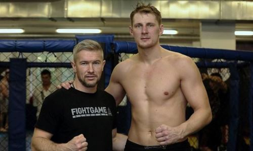 «Реанимировали». Тренер Волкова сообщил о полученных до боя с Оверимом травмах