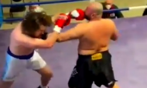 Непобежденный ветеран-супертяж пушечными ударами забил соперника в первом раунде. Видео нокаута