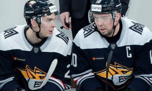 «Красивый жест». Наставник «Металлурга» объяснил решение выпустить сына и отца на лед в матче с «Барысом»