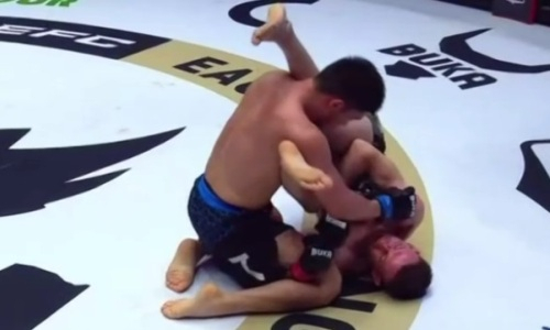 Как казахстанский боец уничтожал россиянина на турнире Хабиба Нурмагомедова. Видео