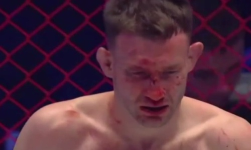 Казахстанский файтер сломал нос россиянину на глазах у Хабиба Нурмагомедова. Видео