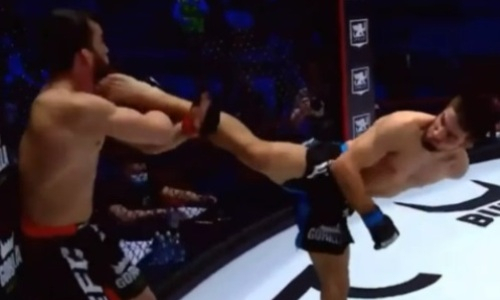 «Вертушкой» в челюсть. Видео лучшего нокаута турнира EFC 33 в Москве