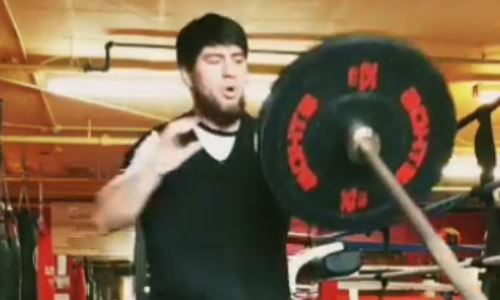 Казахстанский боксер показал видео силовых тренировок в США