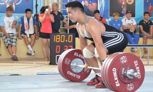 Казахстанского чемпиона Азии по тяжелой атлетике выселили из подаренной властями квартиры