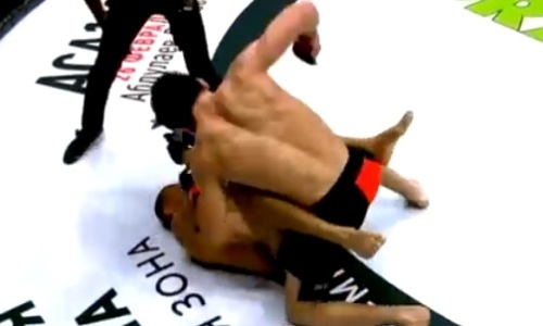 Турнир АСА 117 начался с жестокого избиения и нокаута российского файтера. Видео