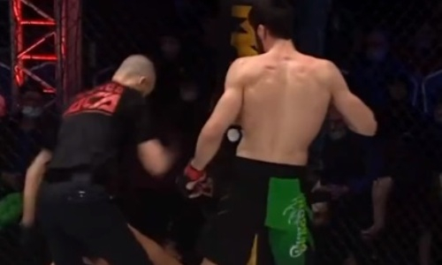 Победившего двух казахстанцев бойца отправили в нокаут грязным приемом. Видео