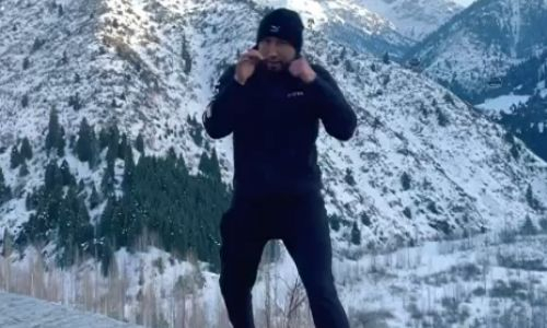 Чемпион WBC, WBA и WBO из Казахстана показал видео экстремального боя с тенью