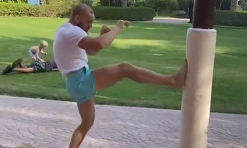 Конор Макгрегор показал новую стойку для защиты от лоукиков. Видео