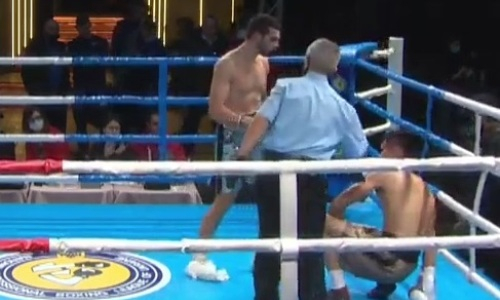 Узбекского боксера нокаутировали за три секунды до конца раунда. Видео
