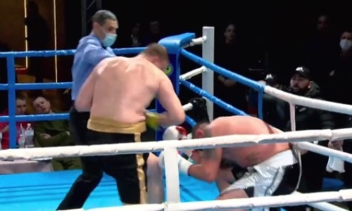 Вечер бокса в Киеве закончился зарубой супертяжей с нокаутом. Видео