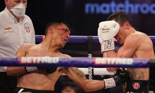 Экс-чемпиона мира сенсационно отправили в глухой нокаут на Уэмбли после долгого простоя. Видео