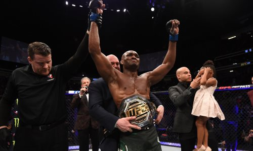 Главный бой турнира UFC завершился победой чемпиона жестким нокаутом и слезами