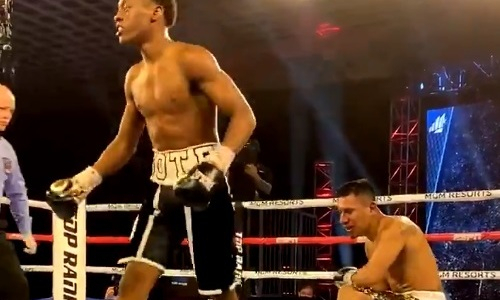 18-летний американский боксер проверил сопернику печень и потроллил хейтеров. Видео нокаута
