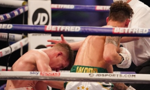 Титульный бой завершился эффектным нокаутом непобежденного британца. Видео