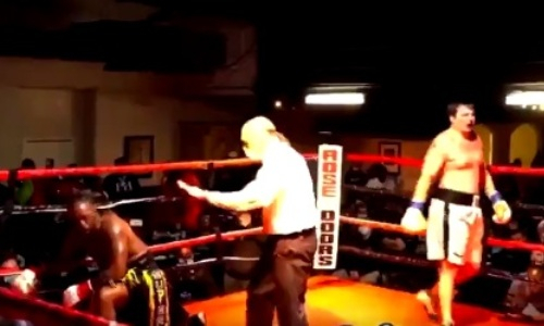 Супертяж выжил после быстрого нокдауна и сенсационно нокаутировал фаворита в бою за титул. Видео
