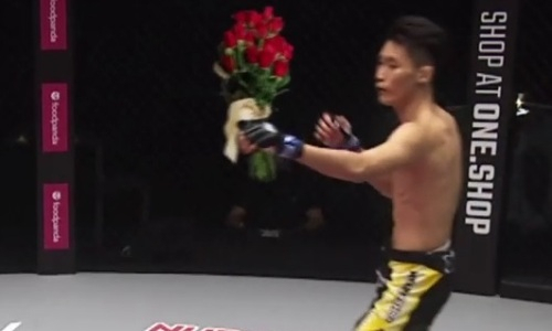 Боец ММА выбил «букет» из рук соперника прямо в клетке. Угарное видео