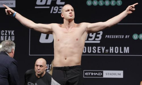 Самый высокий боец в истории UFC завершил карьеру