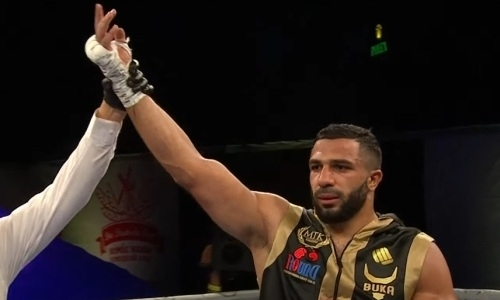 Непобежденный казахстанский тяжеловес узнал дату следующего боя и имя соперника