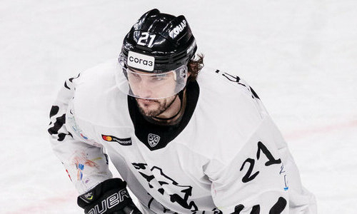 Конкурент «Барыса» лишился основного защитника до конца чемпионата КХЛ. Он добил клюшкой лежачего. Видео