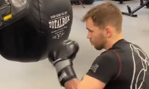 Казахстанский боксер показал видео подготовки к бою с экс-чемпионом Азии