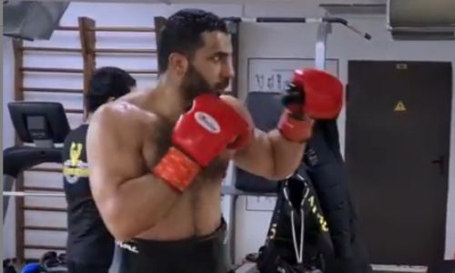 Не знающий поражений казахстанский боксер завершает подготовку к бою с россиянином. Видео