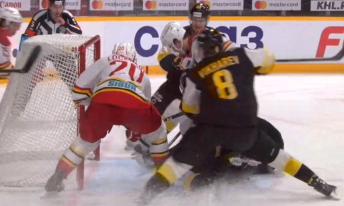 Аутсайдер конференции «Барыса» нанес 44 броска, но проиграл в матче КХЛ. Видео