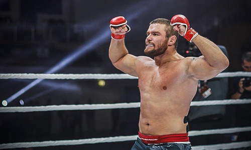 «Никому не уступает». Непобежденный российский тяж объяснил, чем промоушн Кайрата Ахметова круче UFC