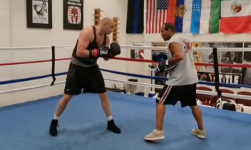 «Пятница завершилась правильно». Казахстанский супертяж показал видео тренировки с экс-наставником Ковалева