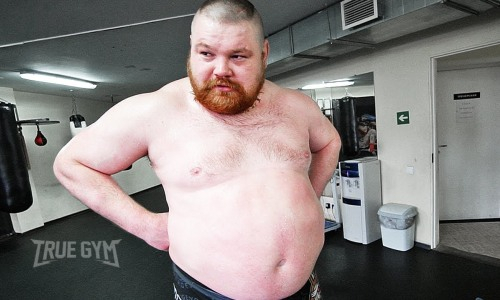 Скандальный Дацик выкинул соперника за ринг и выиграл первый бой в боксе