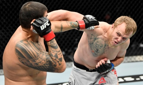 «Полярный медведь» из UFC разбил американскому тяжеловесу лицо в юшку. Видео нокаута