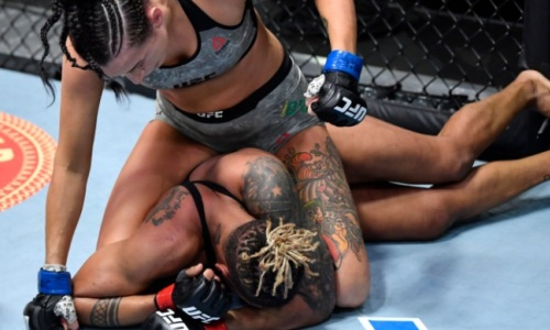 Обидчицу первой казахстанки в UFC отправили в нокаут. Видео