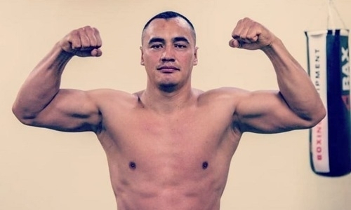 Непобежденный казахстанский супертяж-нокаутер продемонстрировал завоеванный пояс WBA. Фото