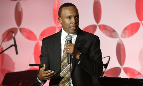 «Я наблюдал за ним с начала карьеры». Шугар Рэй Леонард назвал лучшего боксера мира