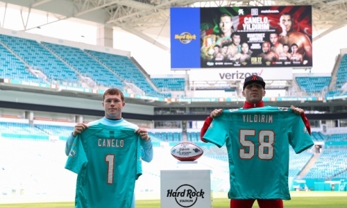 «Канело» провел первую дуэль взглядов с соперником на стадионе перед боем. Фото и видео