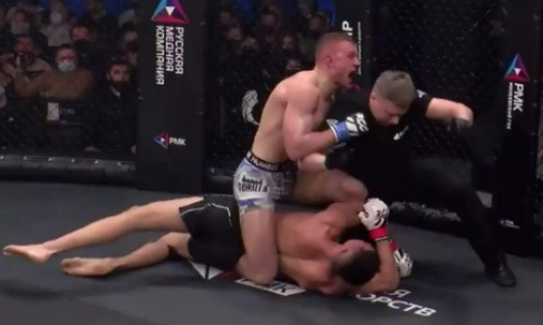 Видео неожиданного нокаута казаха из команды чемпиона UFC на турнире в России