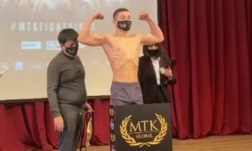 Непобежденный казахстанский боксер сделал вес перед боем с россиянином за титул WBC Asia. Видео