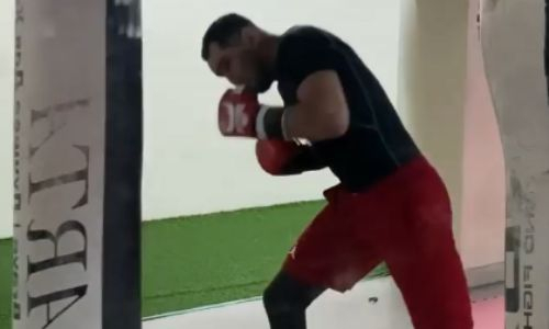 Казахстанский боксер продолжает подготовку к бою за звание претендента на титул чемпиона мира. Видео