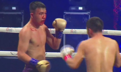 Непобежденный казахстанский чемпион WBC и WBO с разбитым лицом проиграл первый бой в профи